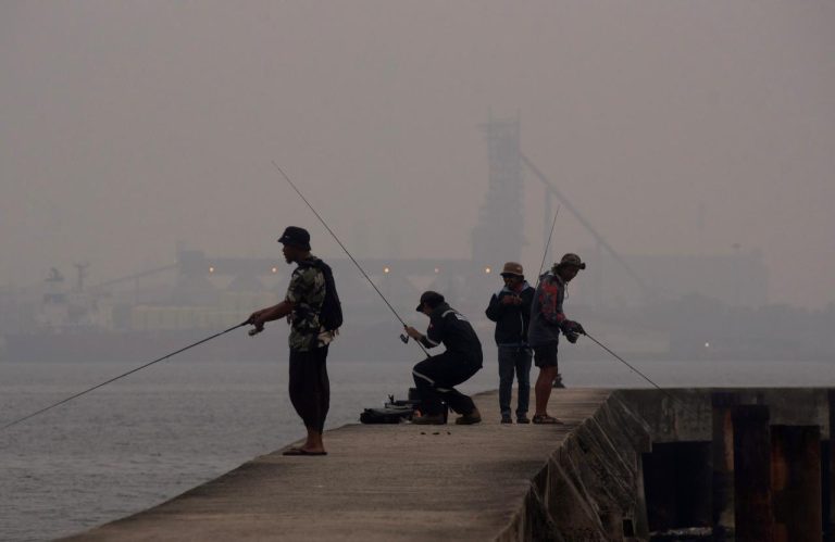 LABUAN, 31 Ogos - Pemandangan berjerebu dirakam di sekitar Jeti Marina Awam Labuan dengan bacaan Indeks Pencemaran Udara (IPU) 165 setakat 6 petang tadi. Selain Labuan, beberapa kawasan lain turut mencatatkan bacaan IPU pada tahap tidak sihat, iaitu Miri (177), Kota Kinabalu (156) dan Bandar Seri Begawan, Brunei (163). - fotoBERNAMA (2026) HAK CIPTA TERPELIHARA Photographed By: MUQTADIR HALIM (STR)